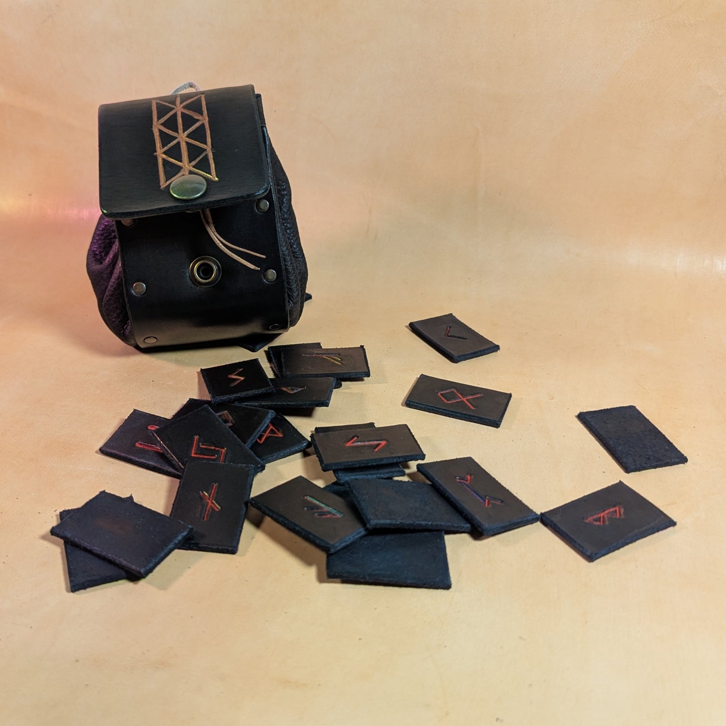 Bourse en cuir avec 25 runes nordiques gravées à la main