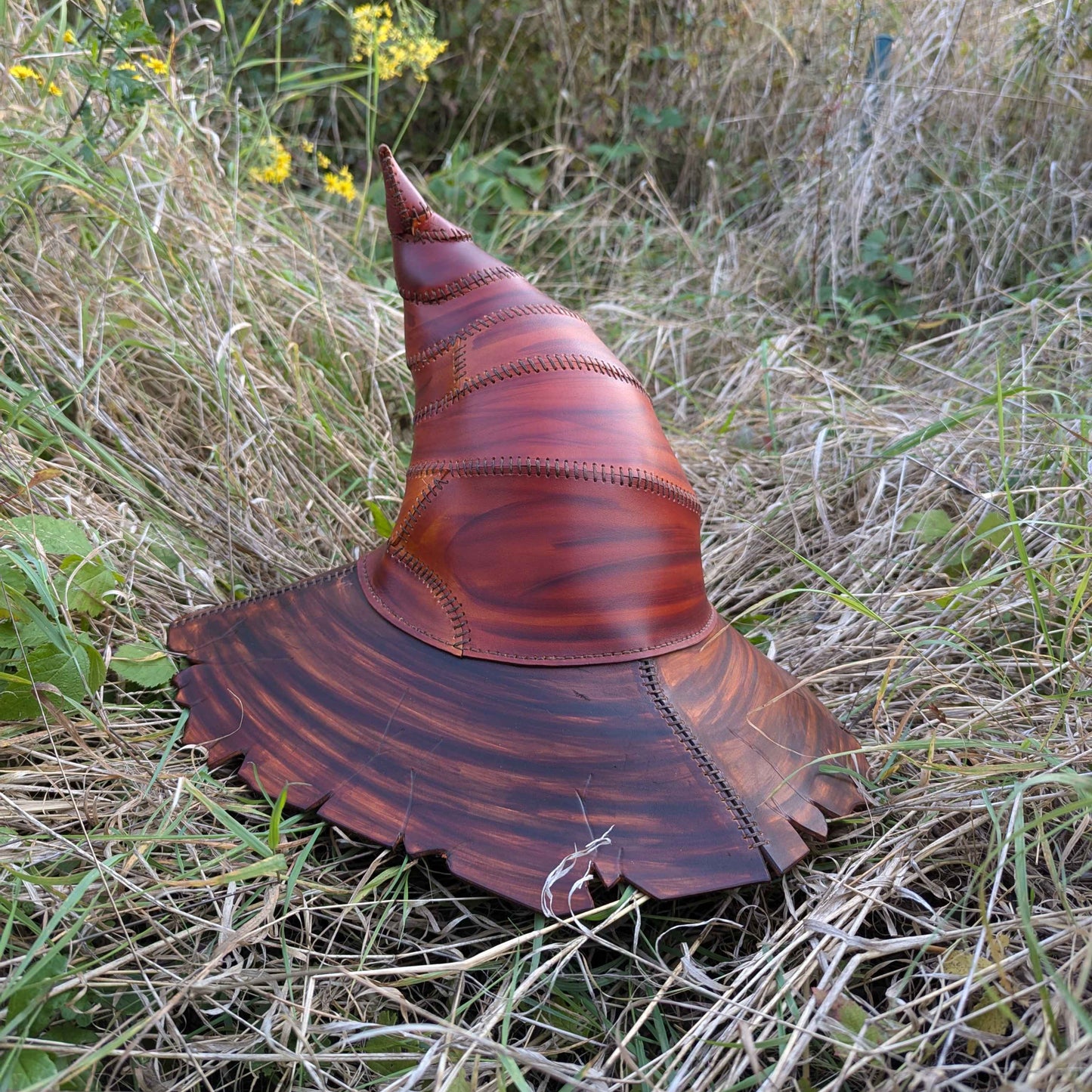 Chapeau en cuir tanné végétal, teint à la main dans des teintes boisées profondes, conçu pour les sorciers et mages errants