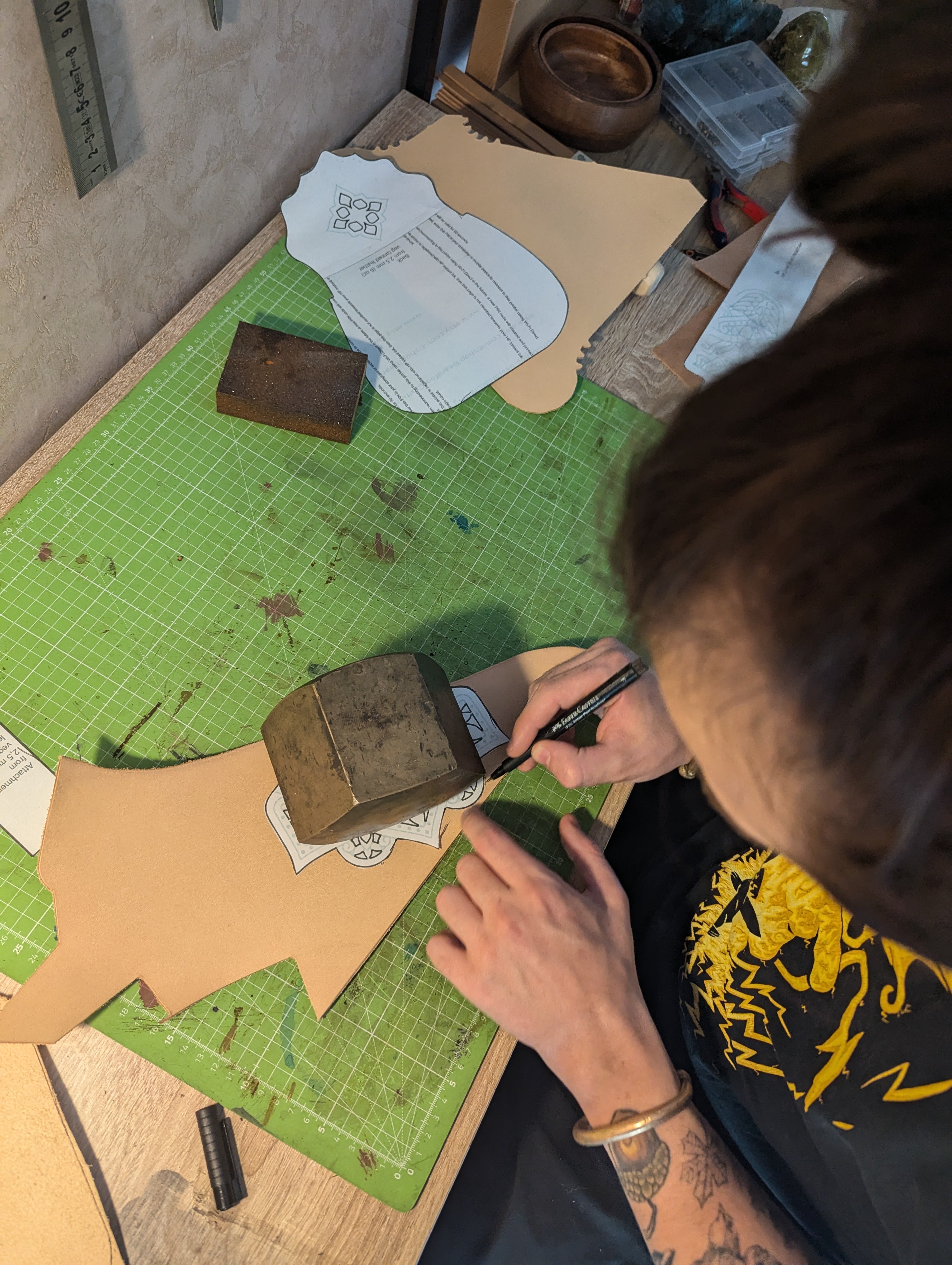 artisan qui travaille sur le cuir naturel