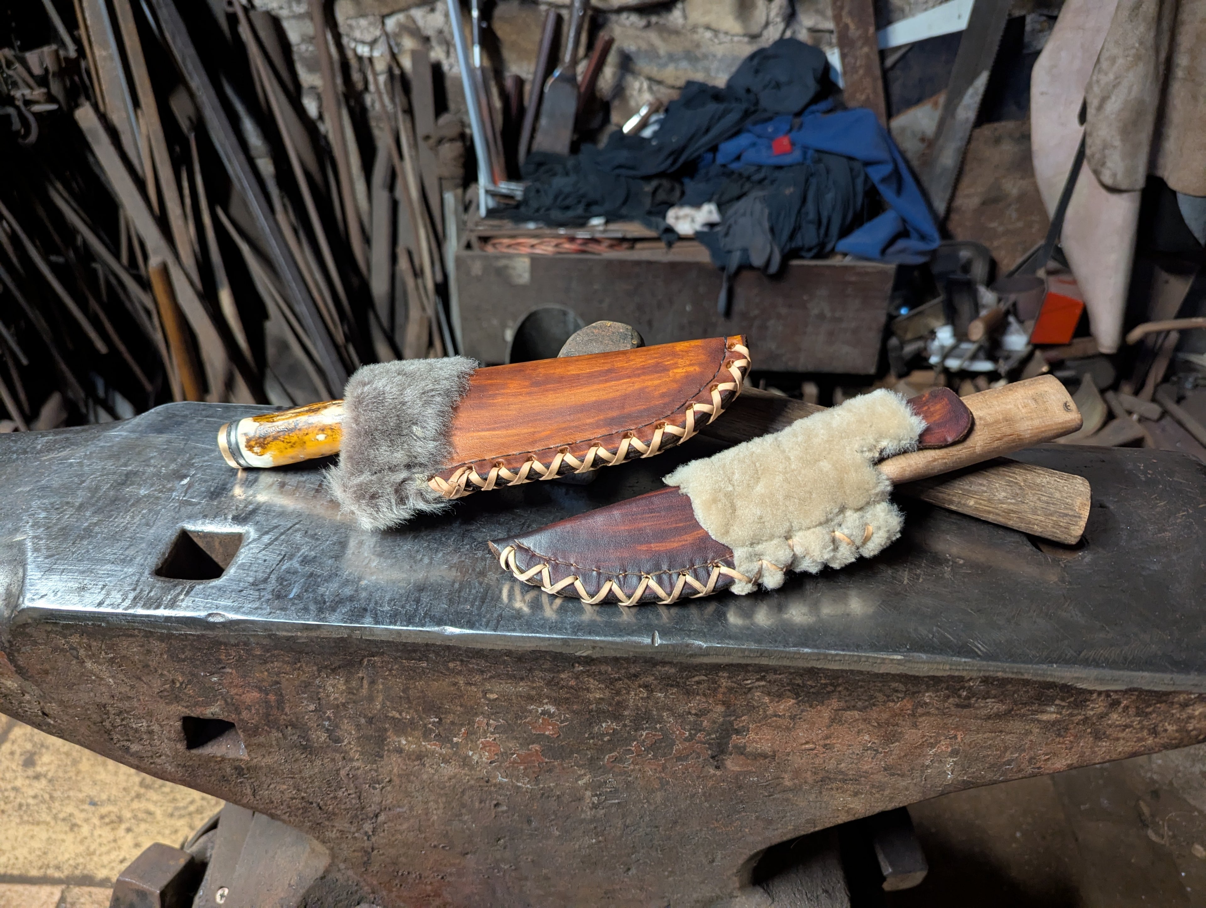 etuis pour couteau fait mains, avec fourrure, aspect bois, naturel artisanal