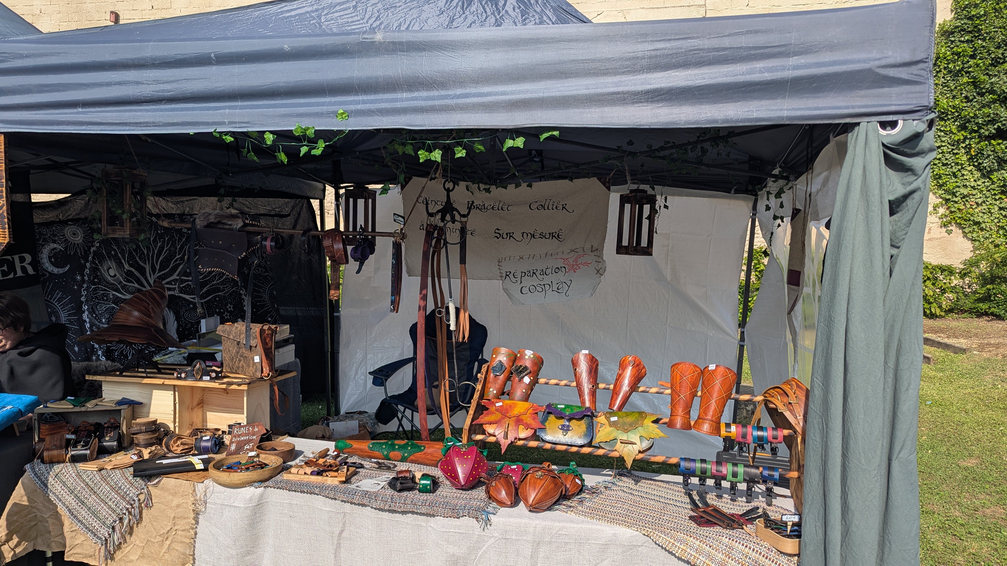 stand pendant une fete medievale qui vend des produits en cuir artisanal