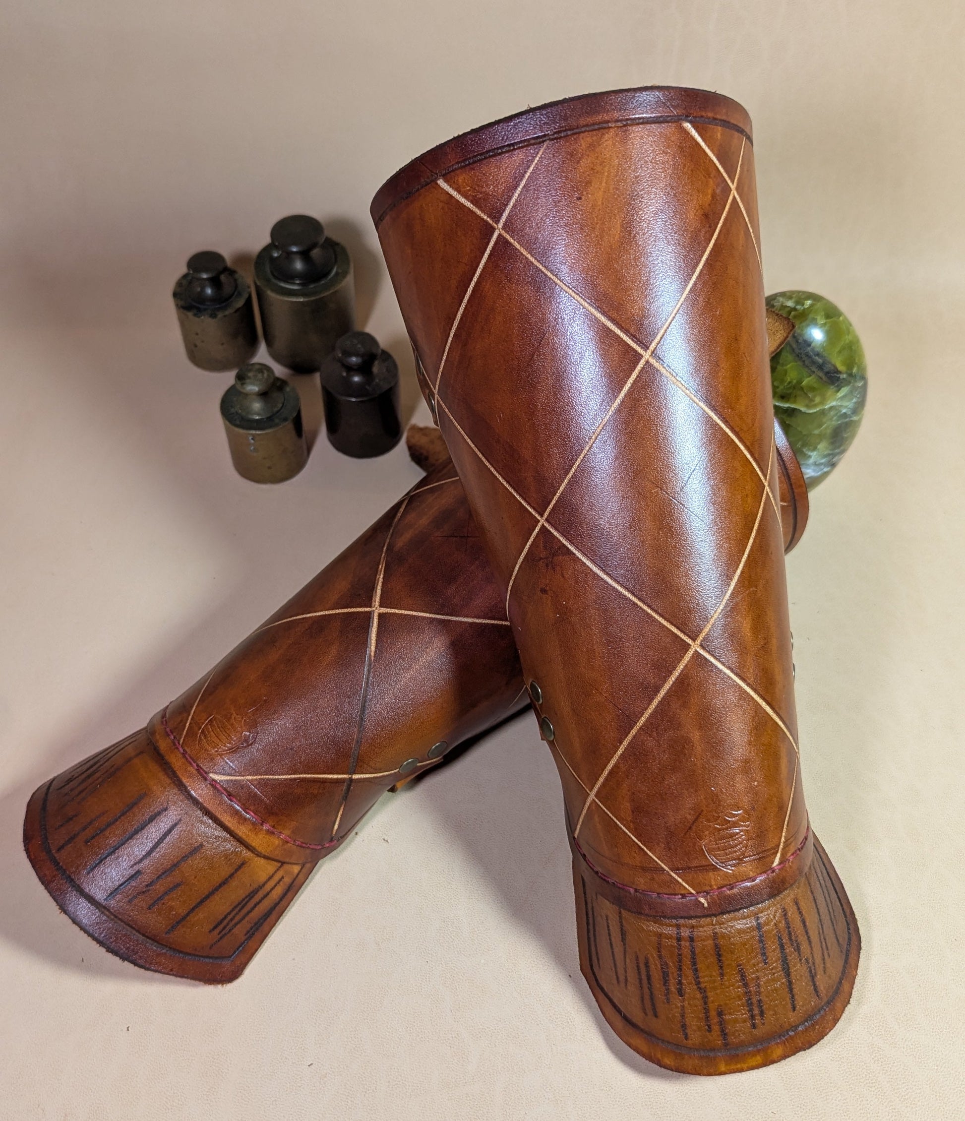 Protèges avant-bras en cuir de bovin tanné végétal, avec boucle en laiton vieilli et sangles en cuir pour un ajustement personnalisé.