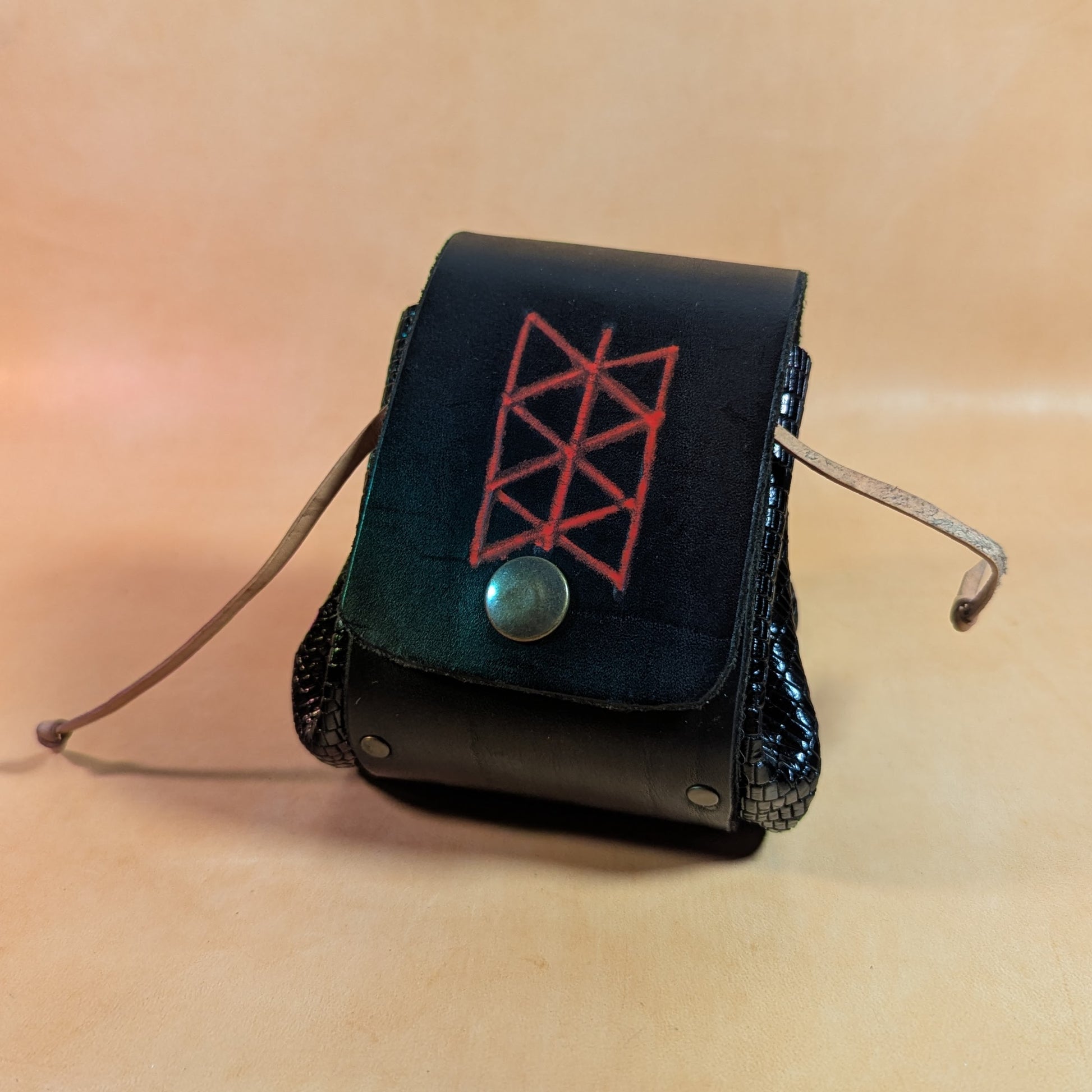 Bourse médiévale en cuir véritable, soufflée en peau, avec bande centrale en cuir pleine fleur tanné végétal. Personnalisable avec motif, couleur de fil et type de fermeture.