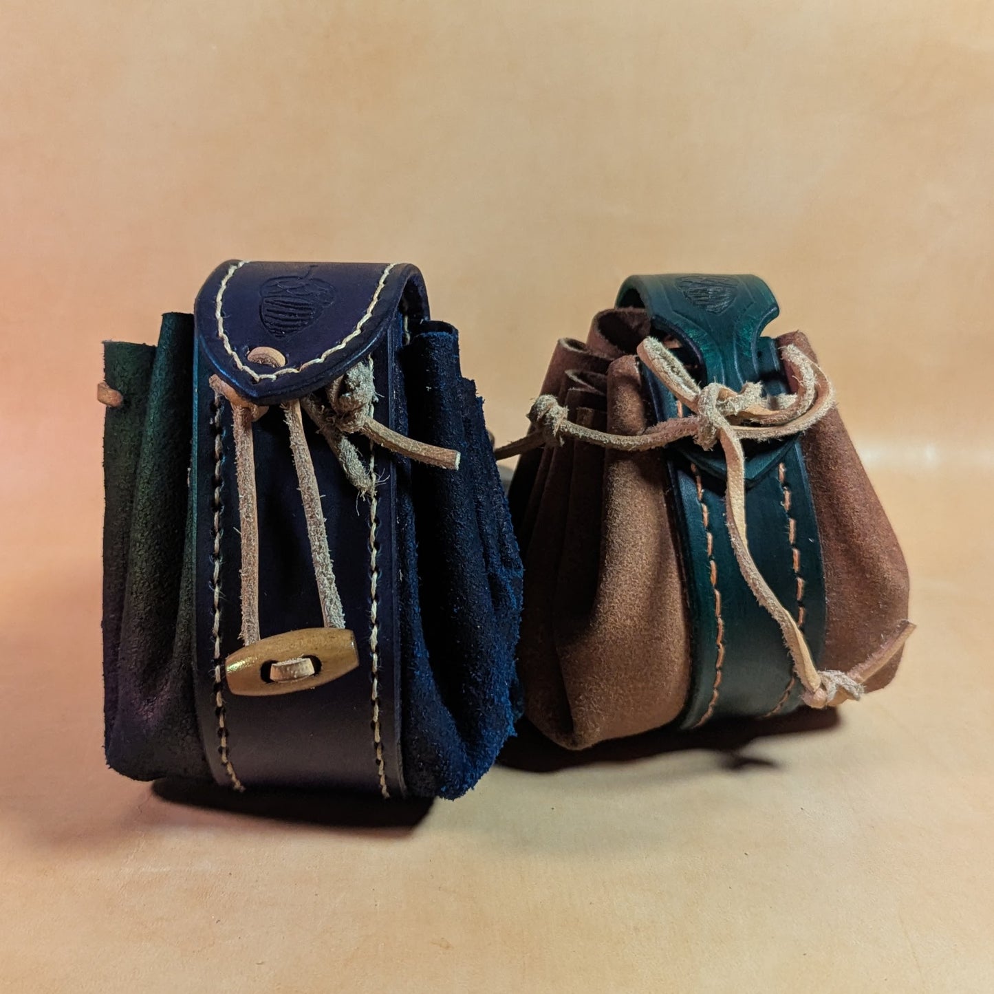 Bourse médiévale en cuir véritable, soufflée en peau, avec bande centrale en cuir pleine fleur tanné végétal. Personnalisable avec motif, couleur de fil et type de fermeture.
