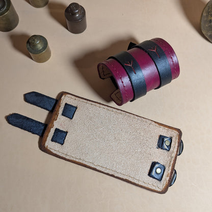 Bracelet de force en cuir tanné végétal, à double lanières croisées, offrant un maintien renforcé du poignet. Personnalisable avec ou sans couture.