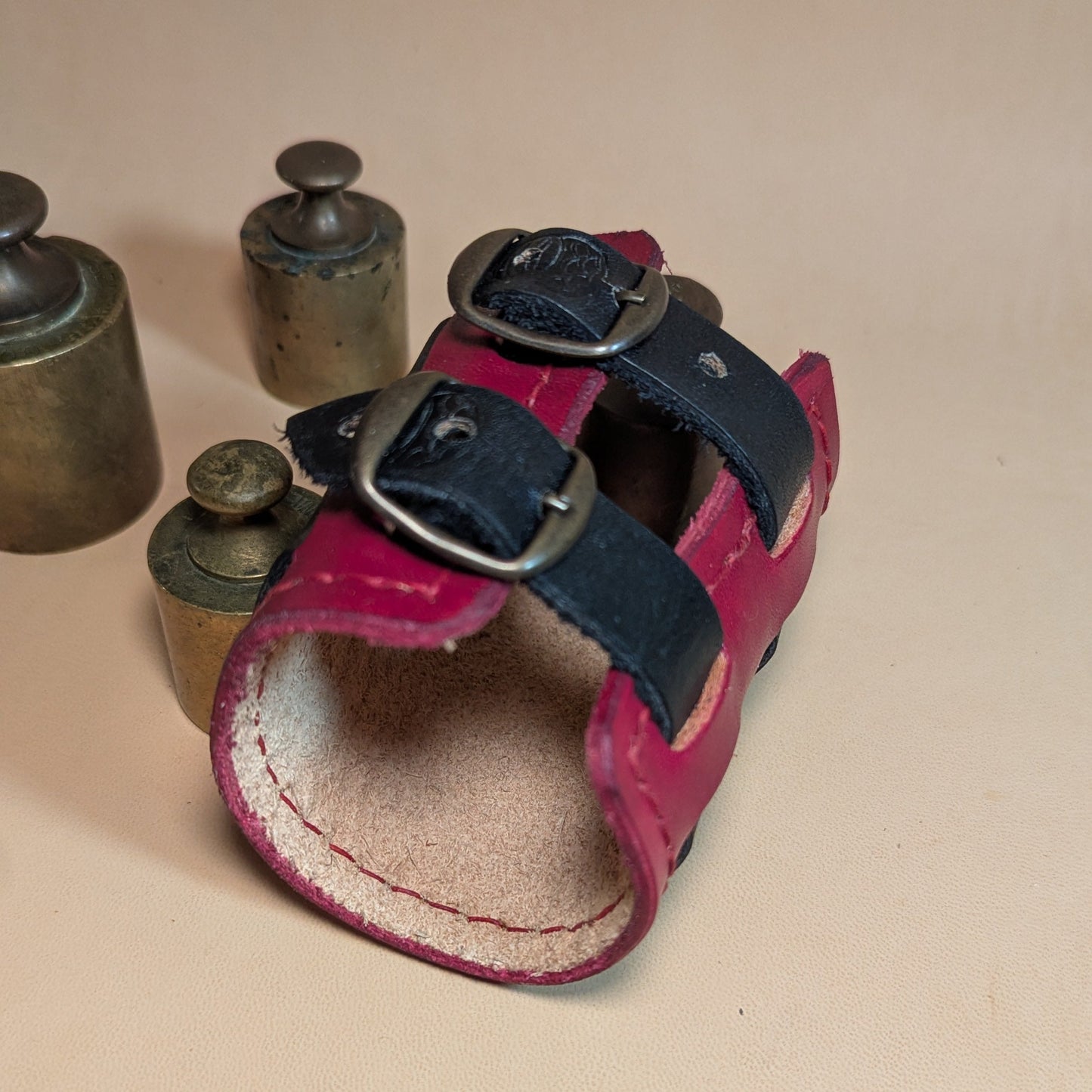 Bracelet de force en cuir tanné végétal, à double lanières croisées, offrant un maintien renforcé du poignet. Personnalisable avec ou sans couture.