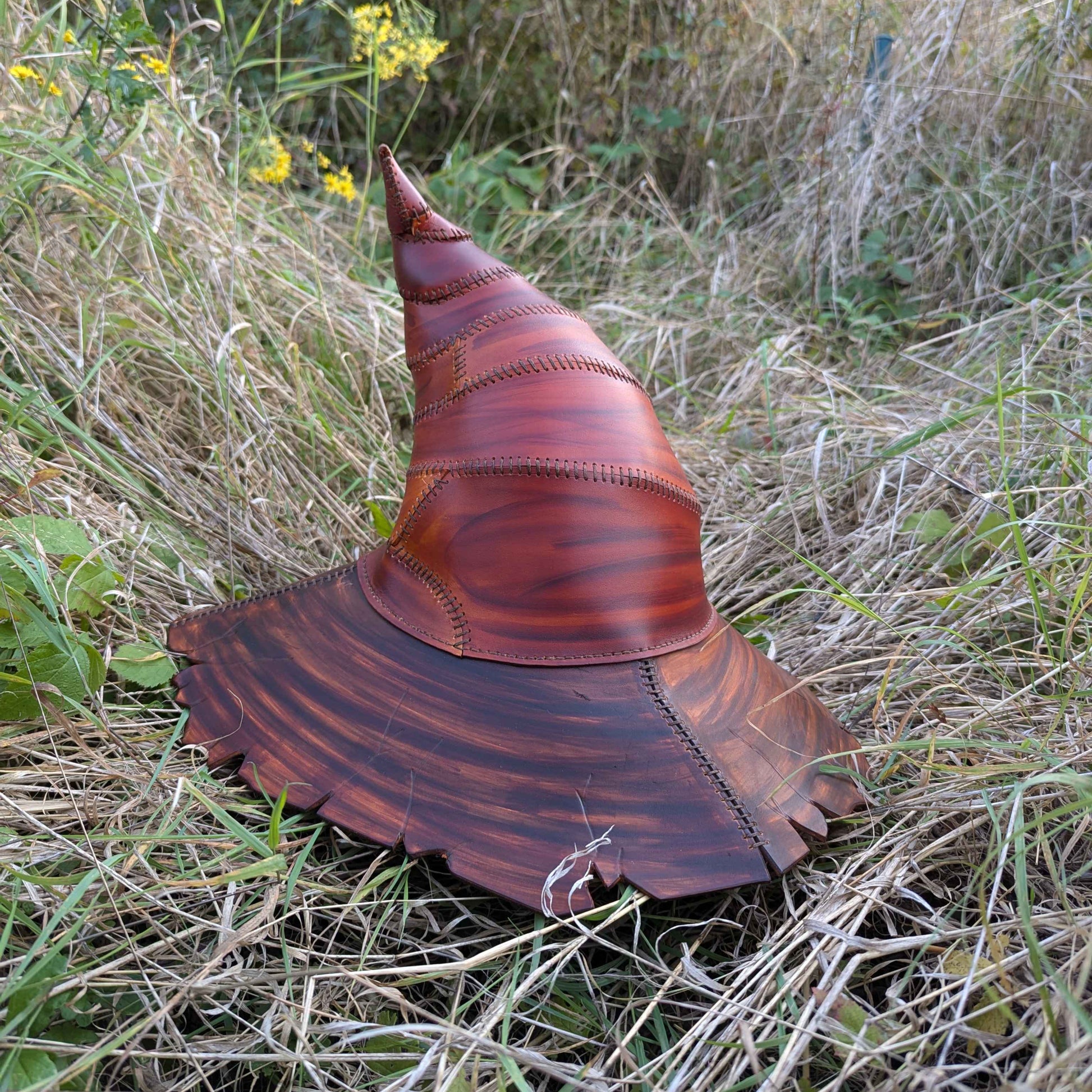 Chapeau en cuir tanné végétal, teint à la main dans des teintes boisées profondes, conçu pour les sorciers et mages errants