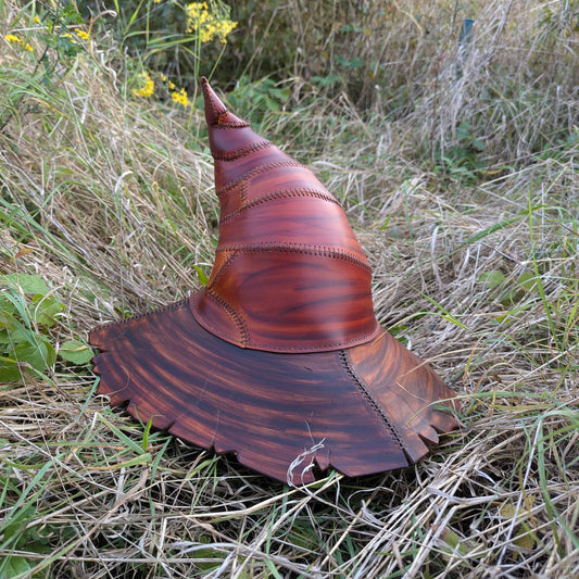 Chapeau en cuir tanné végétal, teint à la main dans des teintes boisées profondes, conçu pour les sorciers et mages errants