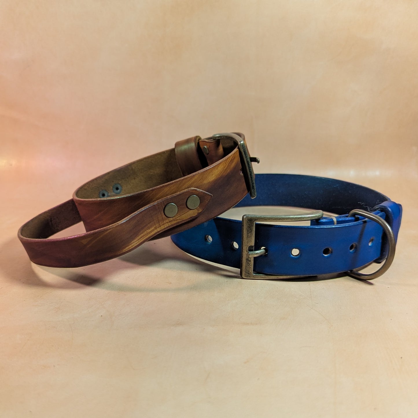 Collier en cuir tanné végétal, fermoir en laiton vieilli, conçu pour des pratiques BDSM/Bondage ou des cérémonies de soumission rituelle.