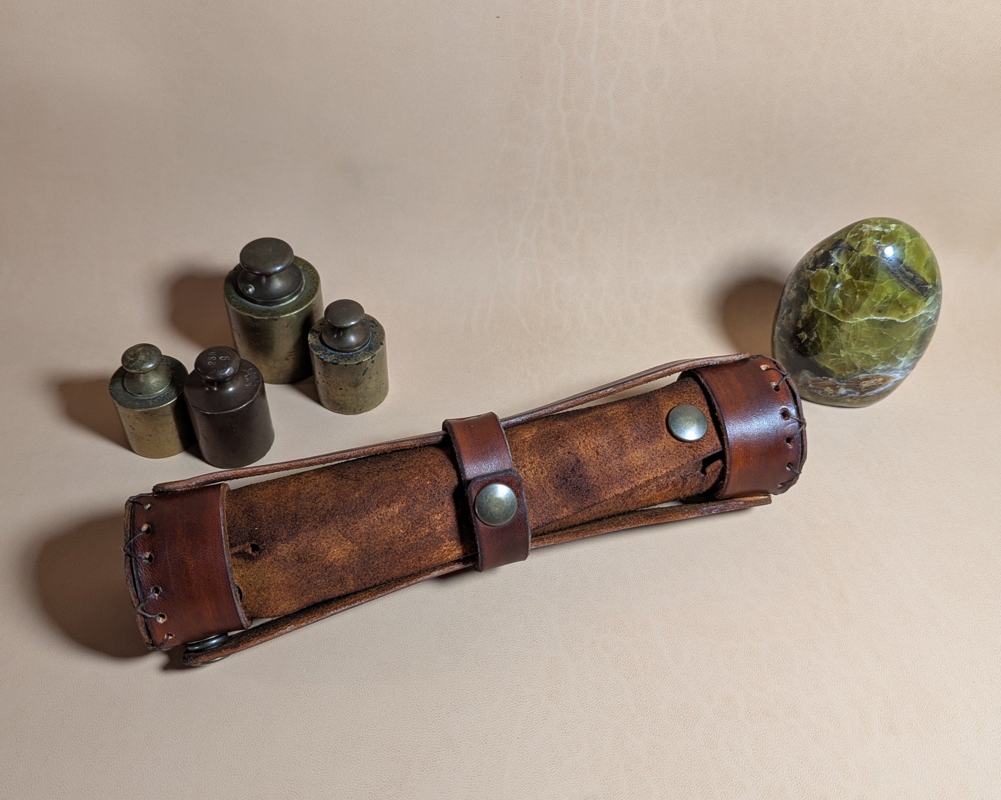 Piste de dés en cuir tanné végétal, enroulable avec étui intégré, équipée de boutons-pression pour maintenir sa forme.