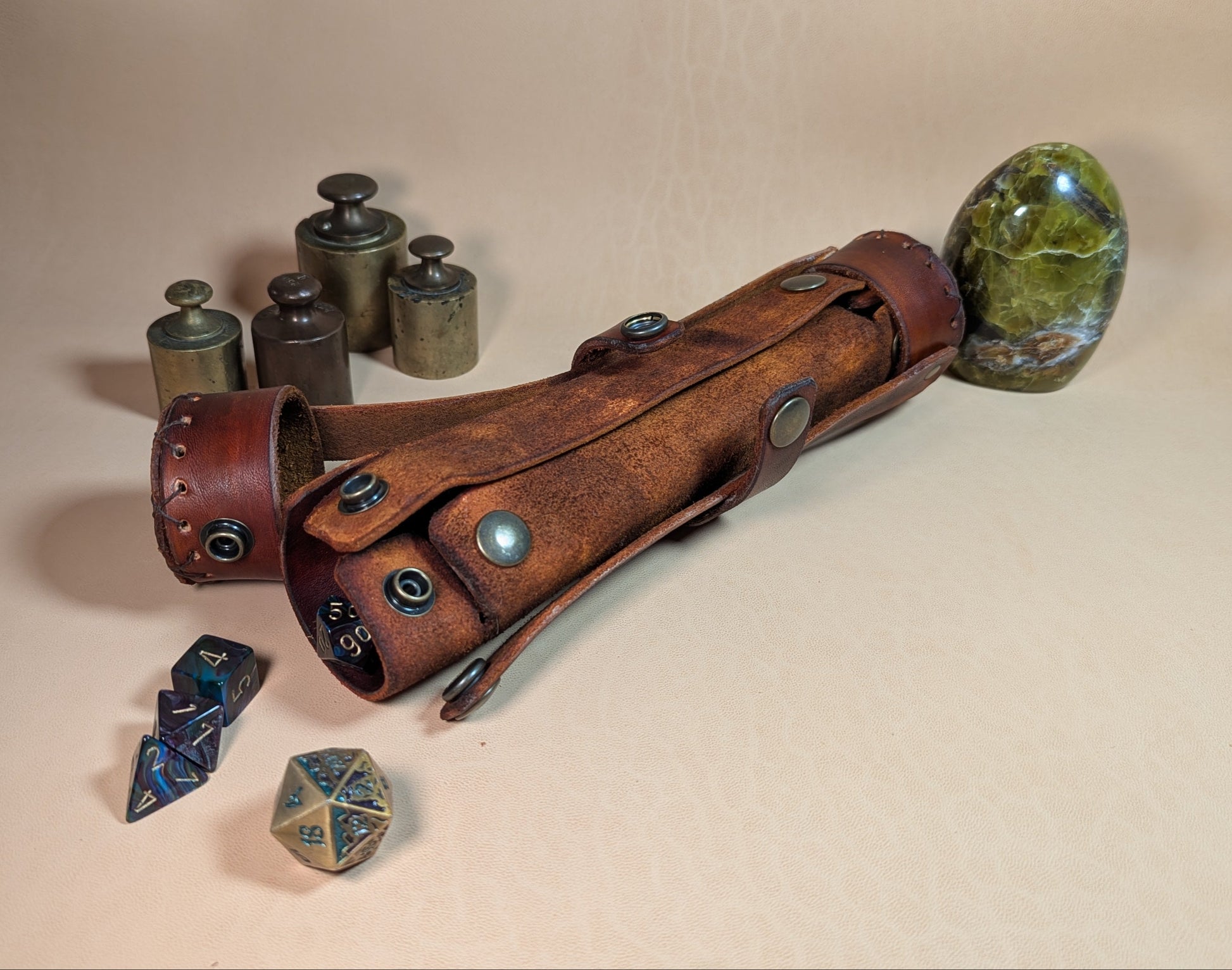 Piste de dés en cuir tanné végétal, enroulable avec étui intégré, équipée de boutons-pression pour maintenir sa forme.