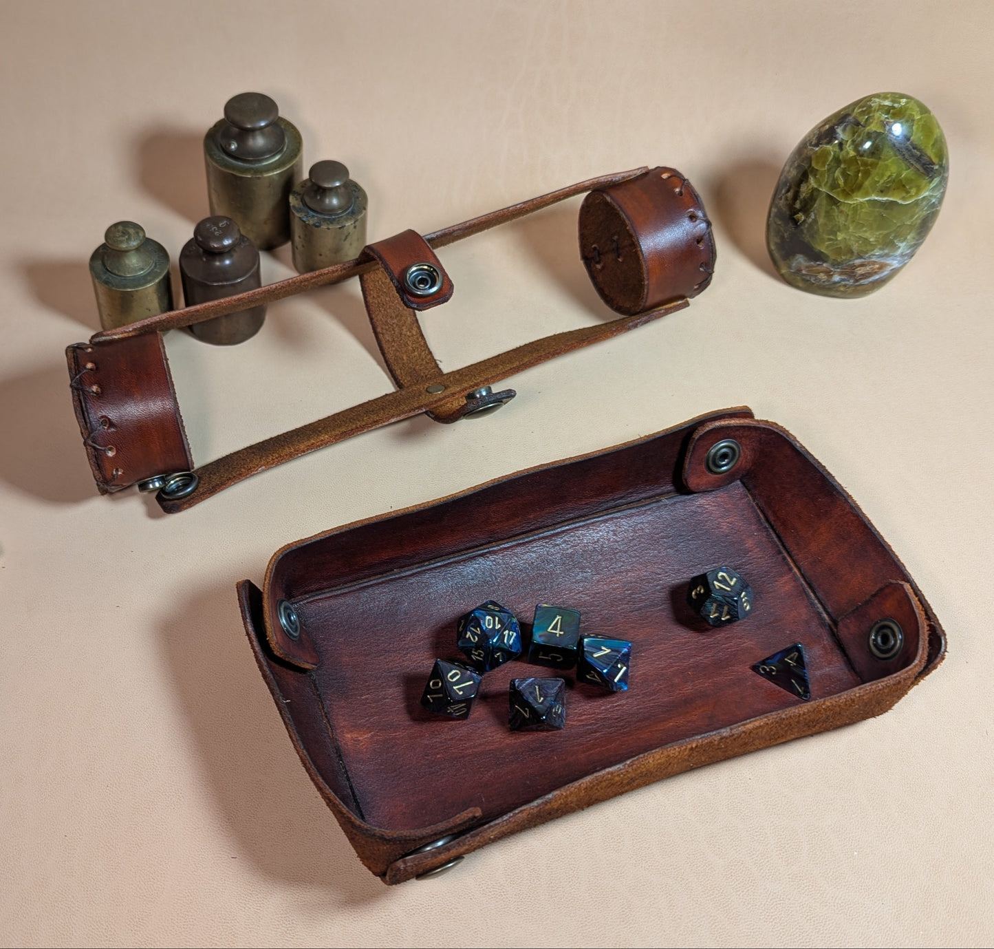 Piste de dés en cuir tanné végétal, enroulable avec étui intégré, équipée de boutons-pression pour maintenir sa forme.