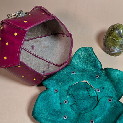 Sacoche en cuir tanné végétal, façonnée à la main en forme de fraise, avec feuilles cousues à la main et fermoir en laiton vieilli.